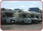 Caravan Club Tour - Alcuni modelli nuovi di autocaravan nel parcheggio della concessionaria.