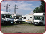 Caravan Club Tour - Alcuni modelli di caravan usati e da noleggio nel parcheggio della concessionaria.